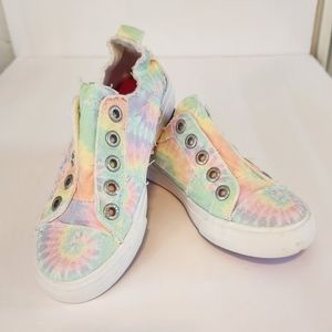New w/o tags/box. Blowfish Malibu kids slip on sneakers. Pastel tie dye. Sz 2.Ne